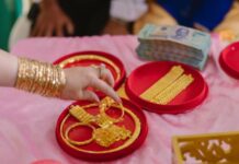 Giá vàng tăng vọt: Được họ hàng, bạn bè mừng cưới bằng vàng, giờ họ kết hôn, nên ‘đáp lễ’ thế nào?