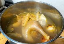 Cách luộc gà không bị nứt, da vàng giòn, khi chặt 10 miếng đẹp như 10