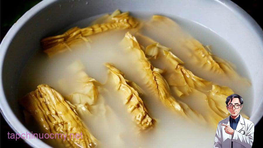 Bạn nên ngâm măng trong nước sạch hoặc nước vo gạo ít nhất 5-6 tiếng.