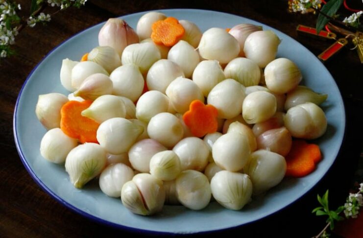 Tết ăn hành muối giúp giải ngấy nhưng có 5 nhóm người cần tránh xa