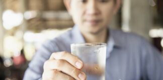 4 cách chữa đau nhức đầu hiệu quả, vì say rư ợu trong bữa tiệc cuối năm