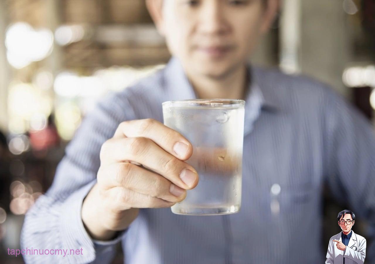 Rượu làm cơ thể mất nước và rút cạn chất điện giải. Việc tiêu thụ đồ uống thể thao có chứa chất điện giải bổ sung sẽ giúp khôi phục lại sự cân bằng chất điện giải và đồng thời giúp cơ thể giữ nước. (Ảnh minh họa)