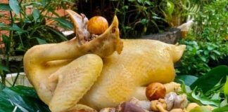 Luộc gà bao nhiêu phút để gà chín đều, không bong da, vàng đẹp dâng bàn thờ?