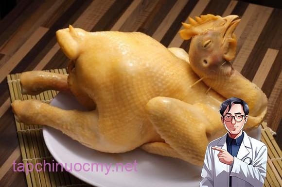 Để gà có màu vàng đẹp, không bị bám cặn tiết và tránh mùi tanh, nên luộc riêng lòng và tiết gà trong một nồi khác thay vì cho chung vào nồi luộc gà cúng.    