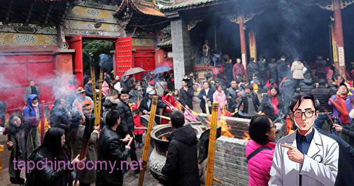 Tâm lý quá nặng về vật chất có thể khiến việc lễ bái mất đi ý nghĩa ban đầu.