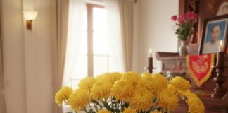 Hoa cúng trên bàn thờ để bao lâu là tốt nhất? Đừng đợi héo úa mới thay kẻo “mất lộc”
