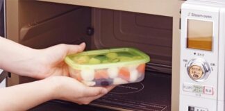 Quay thức ăn trong lò vi sóng nên đóng hay mở nắp hộp? 99% làm sai mà không biết