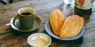 Điều gì xảy ra với cơ thể nếu thường xuyên ăn bánh mì chấm sữa vào buổi sáng?