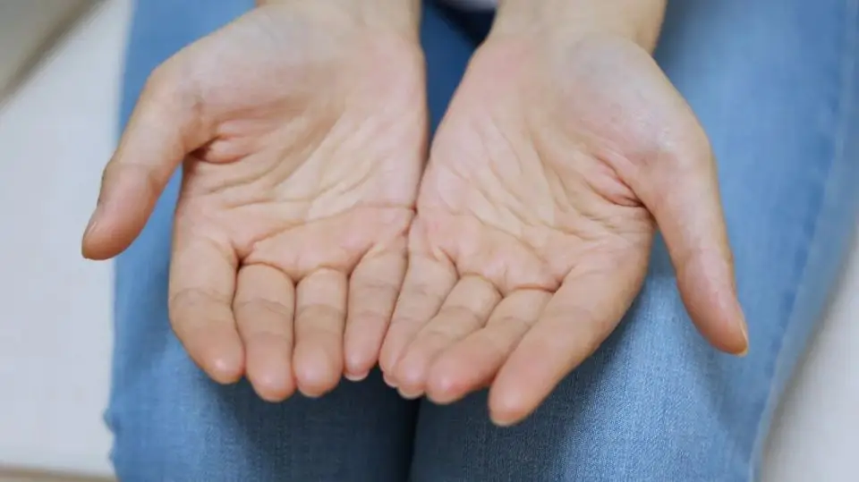 Dấu hiệu bệnh bảo vệ: 5 Vị trí ra mṑ hȏi cảnh báo sức khỏe nam giới - Ảnh 1.