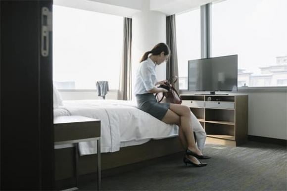 Việc rút phích tivi giúp tránh nhầm ʟẫn với tín hiệu hṑng ngoại của tivi.