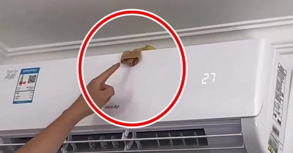 Đặt miếng bọt rửa bát vào trong chiếc tất, đặt vào phần lỗ thông hơi của điều hòa, khi bật điều hòa lên sẽ có rất nhiều công dụng.
