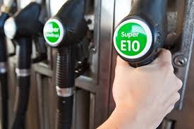 Chuyển sang dùng xăng E10, trong bình còn xăng RON 95 có cần rút cạn bỏ xăng cũ không?