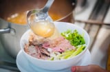 Khi ăn phở, đừng uống cạn nước dùng: Tiến sĩ cảnh báo tác hại nhiều người bỏ qua