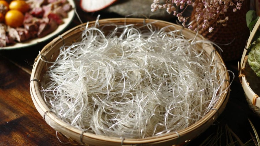 Miến chứa nhiều tinh bột, có thể làm lượng đường trong máu tăng cao au khi ăn nên người bị bệnh tiểu đường cần hạn chế sử dụng.