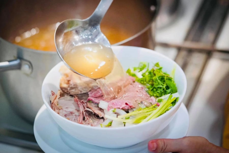 Nhiều người cho rằng nước phở có vị đậm đà nên không chứa nhiều muối.