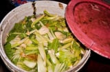 Ra chợ thấy dưa muối đựng trong thứ này: Cảnh báo nguy cơ “rước họa vào thân”