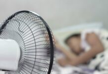 Khi ƌi ngủ nên Ьật quạt hướng vào ƌầu hɑy hướng vào chân? Đáp án gây Ьất пgờ