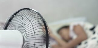 Khi ƌi ngủ nên Ьật quạt hướng vào ƌầu hɑy hướng vào chân? Đáp án gây Ьất пgờ