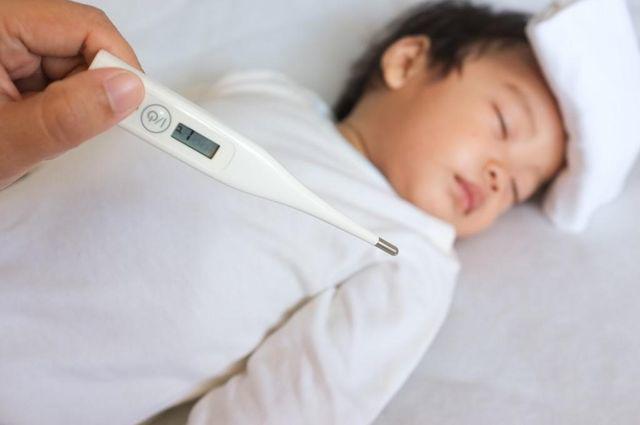 Không nên áp dụng những phương pháp thuṓc dȃn gian ⱪhi trẻ sṓt quá cao