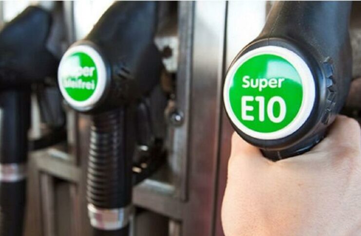 Giá xăng E10 rẻ hơn xăng RON 95 gần 500 đồng mỗi lít. Có nên thya thế xăng RON 95 bằng E10?