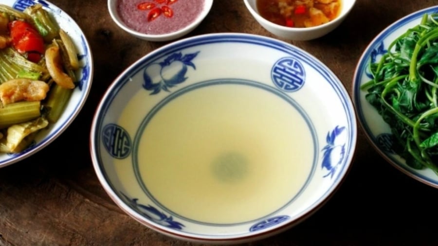 Nước rau sống chứa nhiều vitamin, chất tự nhiên từ rau hòa hòa trong nước.