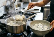 Luộc trứng xong đừng bỏ ngay vào nước lạnh nếu thuộc trường hợp này