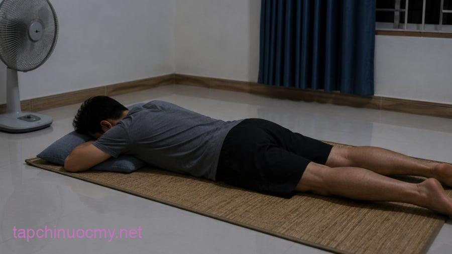 Nằm ngủ ở sàn vẫn nên cẩn thận 