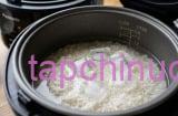 Tại sao nên thêm vài viên đá lạnh vào nồi cơm?
