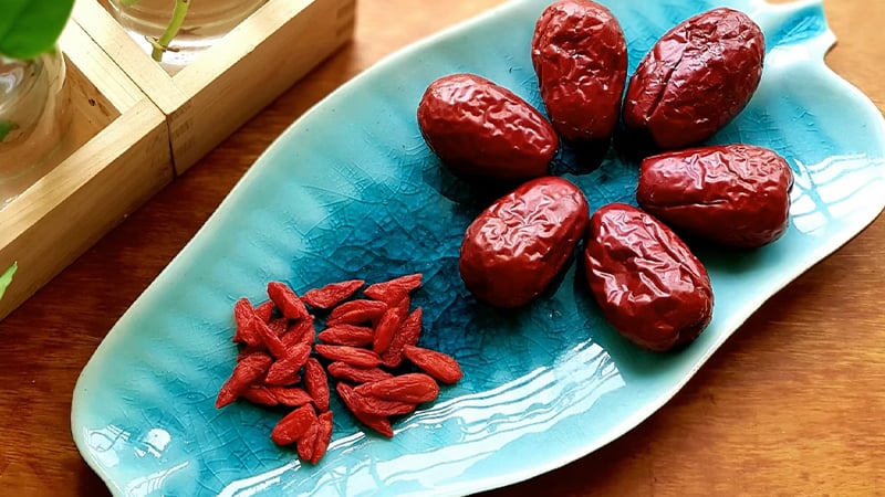 Những người thường xuyên bị ᵭầy bụng, ⱪhó tiêu hoặc rṓi ʟoạn tiêu hóa cũng nên sử dụng trà táo ᵭỏ ⱪỷ tử một cách hợp ʟý.