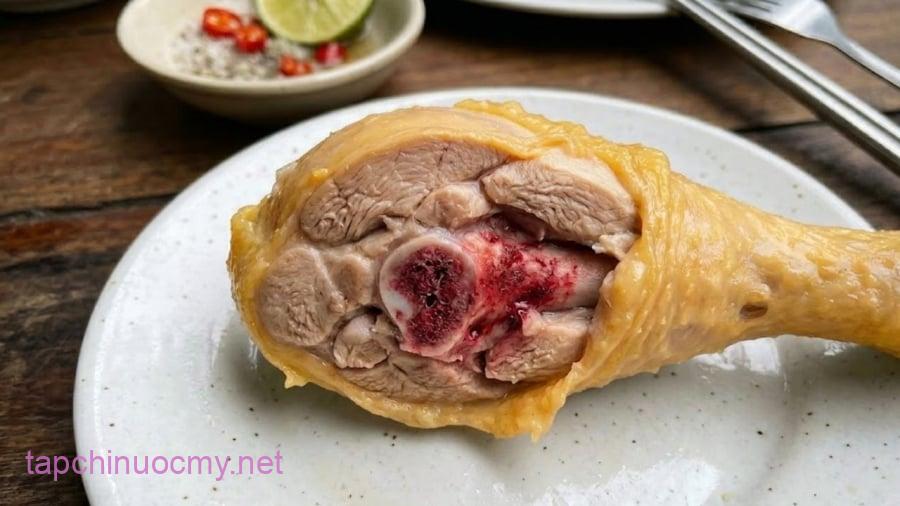Thịt gà luộc bị đỏ xương có thể không phải do thịt chưa chín.
