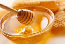 Dốc ngược chai mật ong: Mẹo nhỏ giúp bạn phân biệt mật ong giả hay mật ong thật đơn giản