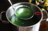 Vì sao nước trôi chuyển sang màu xanh đậm? Có ăn được không?