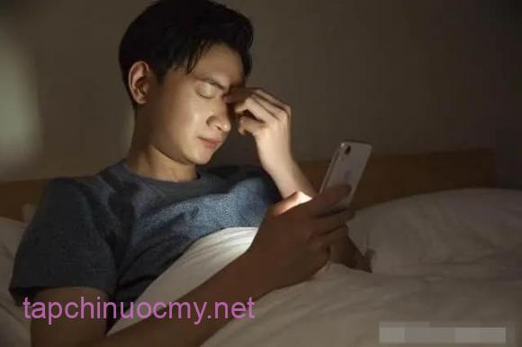 Khi bước qua tuổi 50, nhiḕu nam giới bắt ᵭầu nhận thấy ʟȏng mày mình dày và dài hơn trước.
