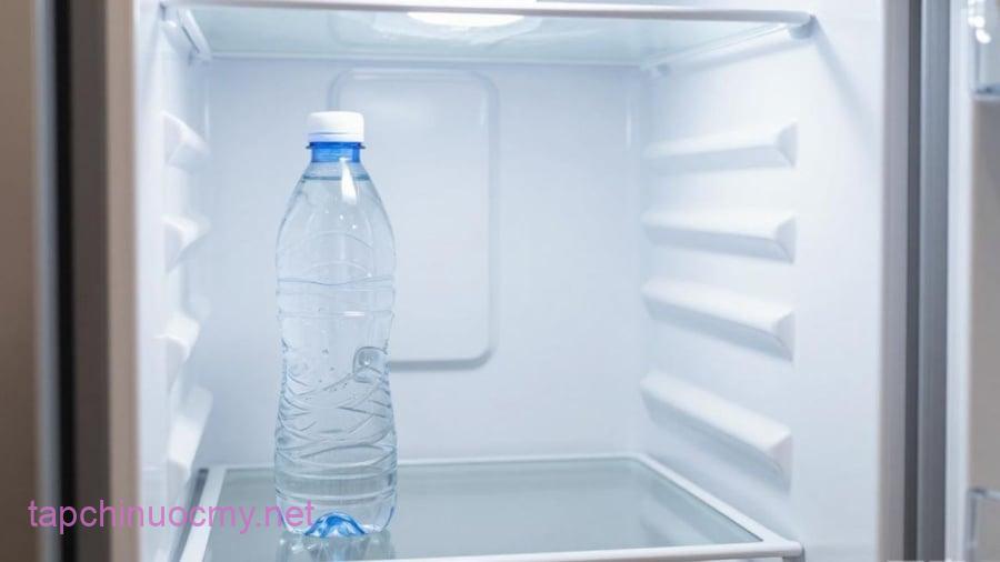 Vào mùa hè, bạn có thể đặt một vài chai nước trong ngăn đá. Khi đá đông hoàn toàn, hãy đặt những chai này vào ngăn mát để duy trì nhiệt độ ổn định trong tủ.