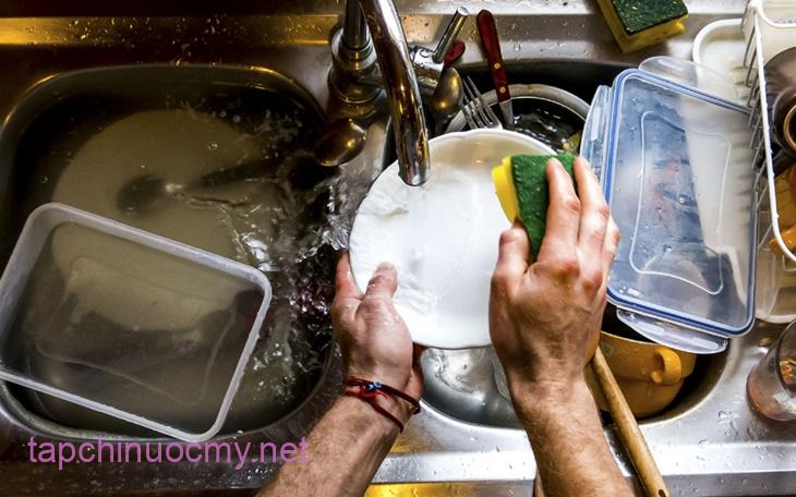 Người phụ nữ 67 tuổi qua đời khi đang rửa bát, bác sĩ chỉ ra 3 điều đặc biệt chú ý khi làm việc nhà - ảnh 1