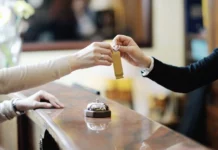 Vì sao khách sạn luôn yêu cầu trả phòng lúc 12h, không phải để dọn dẹp, nghe lý do này nhiều người mới ng:ã ng:ửa